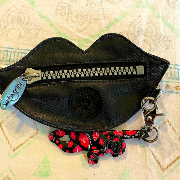 Very Rare: Fergie for Kipling "The Kiss" Coin Keychain - Picture 4 of 7